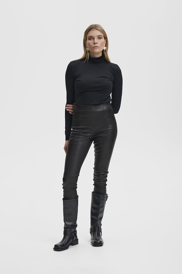 https://media.gestuz.com/images/black-sashagz-leather-trousers.jpg?i=AOiBZRYJ2wg/1025550&mw=610